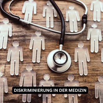 Diskriminierung in der Medizin.
Auf einer braunen Holzplatte liegen viele durchsichtige Personenfiguren. Darüber gelegt ist ein Stethoskop. 